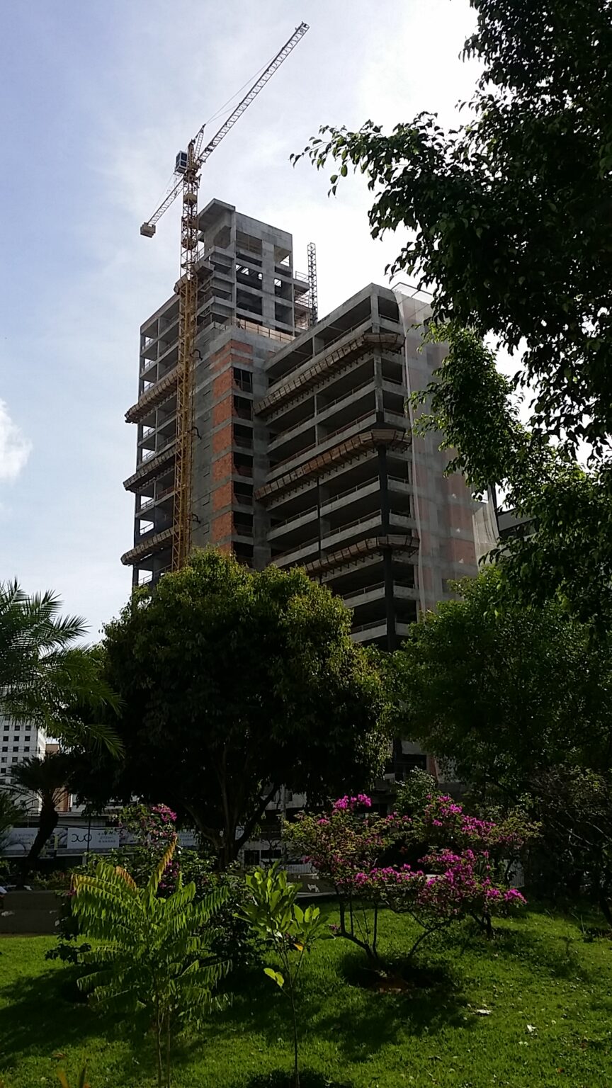 Obra de um edifício com guindaste