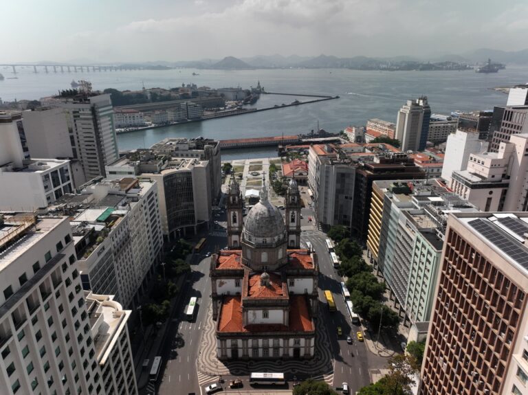 Vista aérea da Igreja da Candelária e da Praça Pio X, com a Baía de Guanabara ao fundo