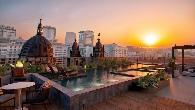 Rooftop do Brise com a Igreja da Candelária ao fundo