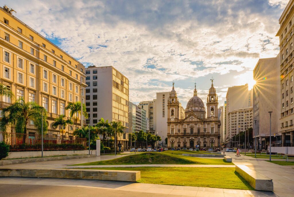 A Igreja da Candelária e a Praça Pio X, com a luz do fim de tarde