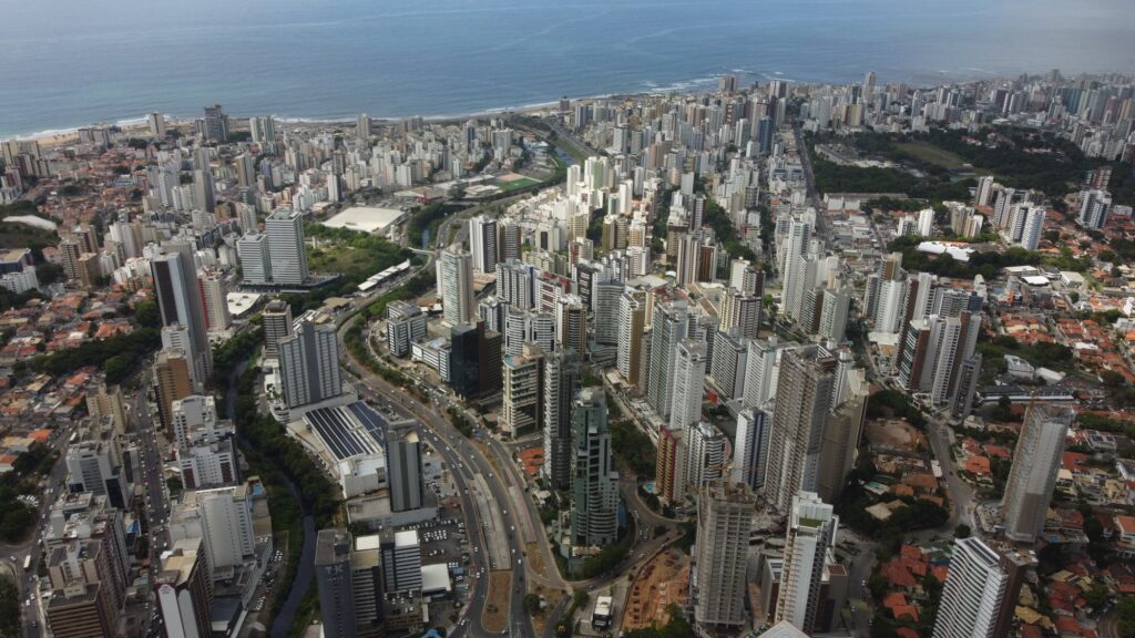 Vista aérea de um bairro de Salvador, onde a Fator escolhe seus terrenos