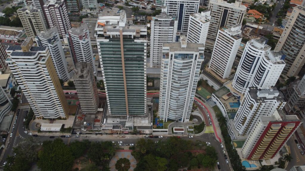 Vista aérea do Aquarius, com a Praça Aquarius em primeiro plano