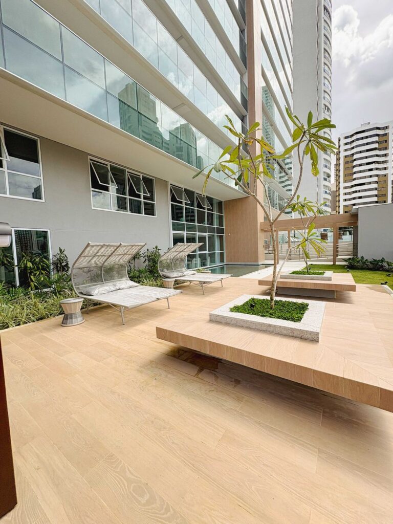 Deck e jardim
