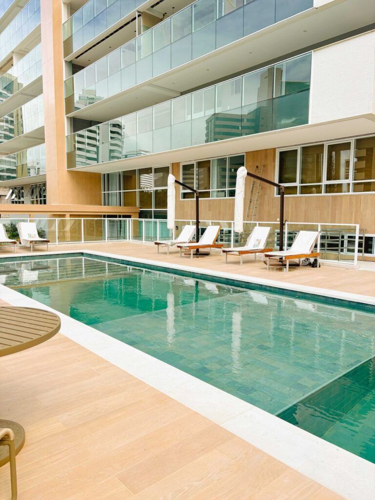 Piscina com deck