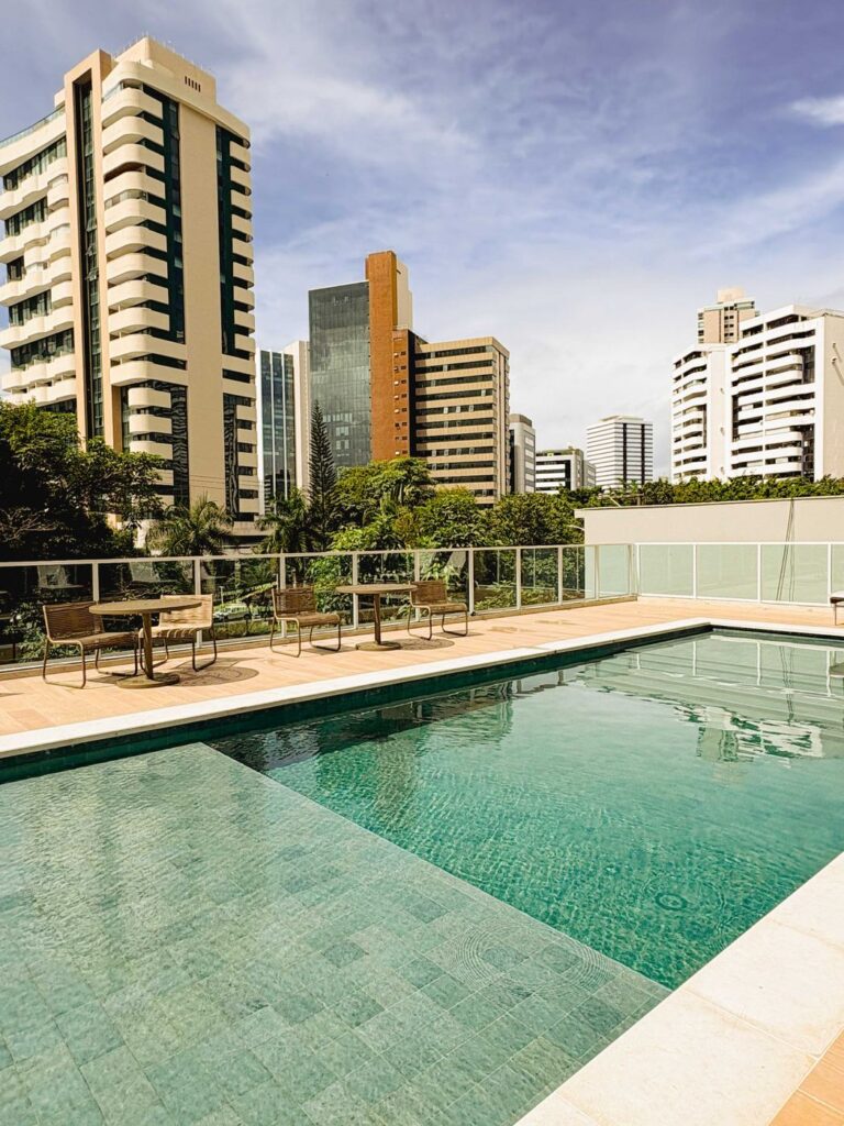 A piscina e o skyline do Aquarius