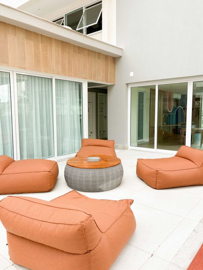Terraço com puffs