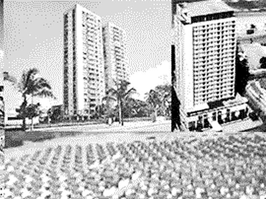 Fotografias antigas, em preto e branco, de casas e torres